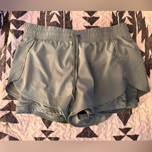 women’s athletic shorts size large
